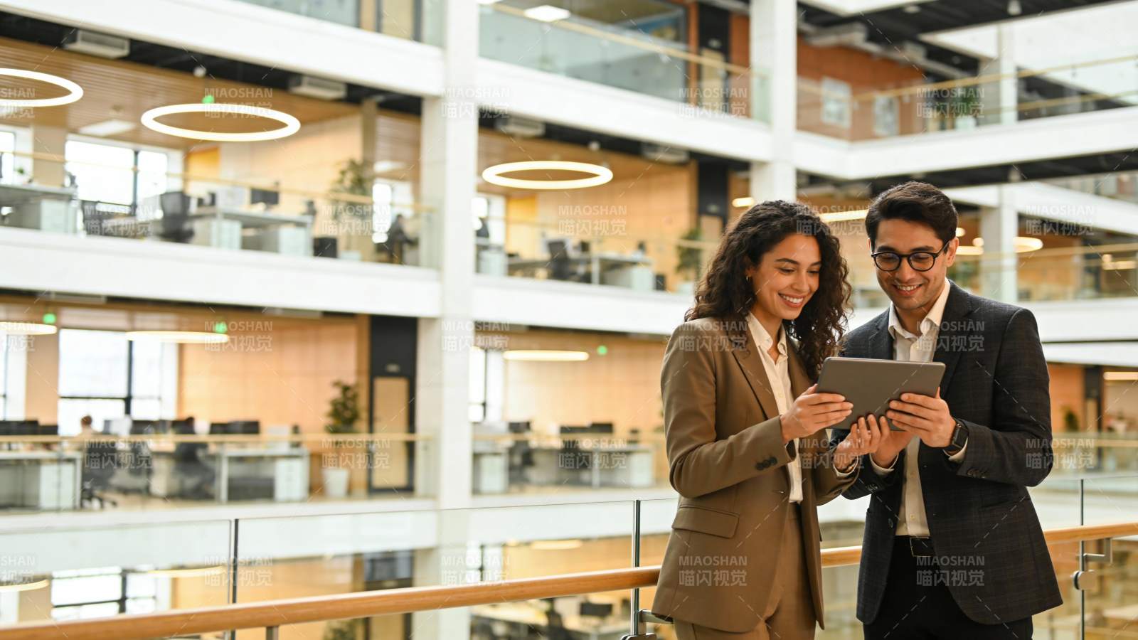 商务人士共览平板数据图片