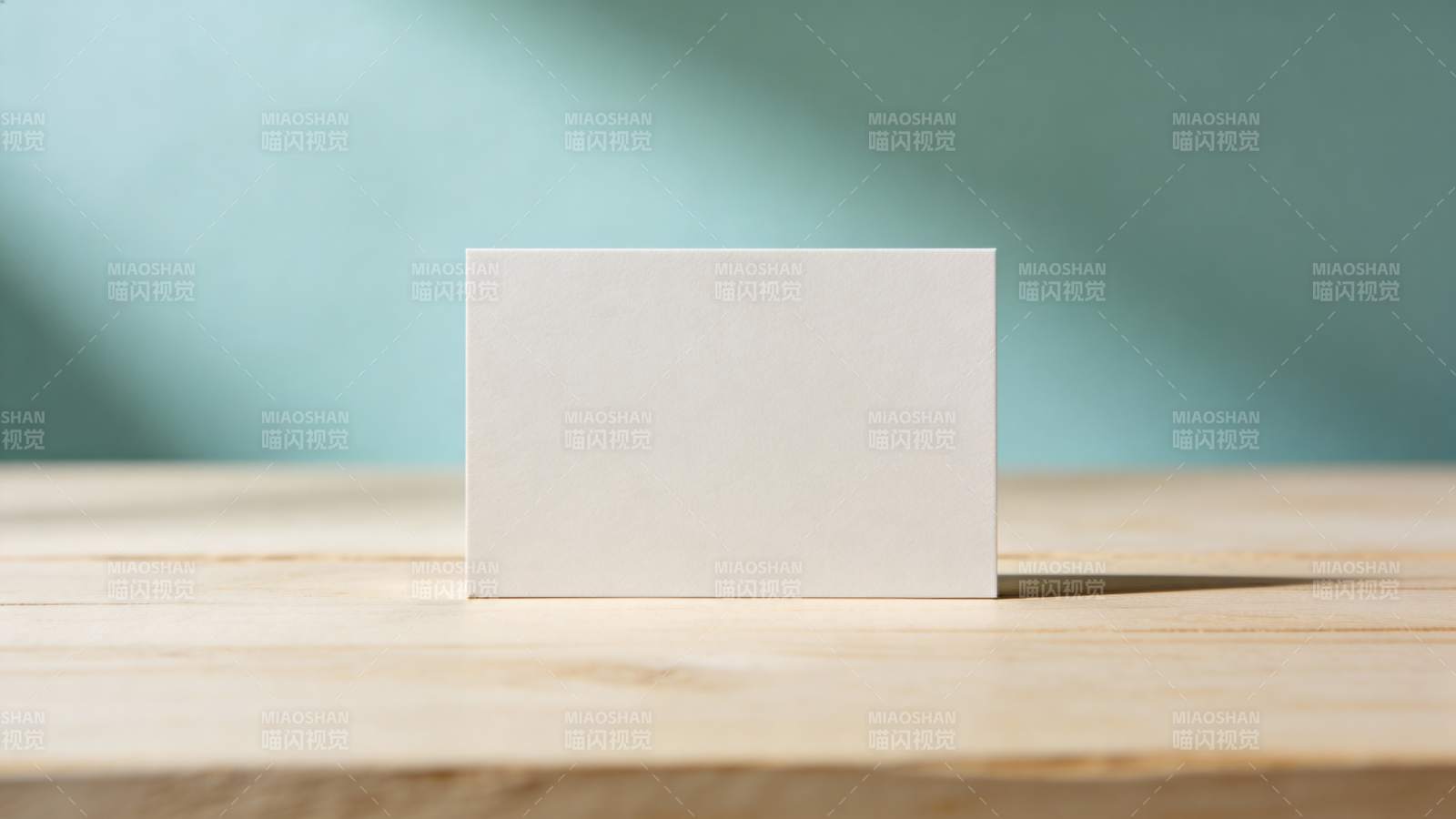 空白卡片静立木桌之上图片