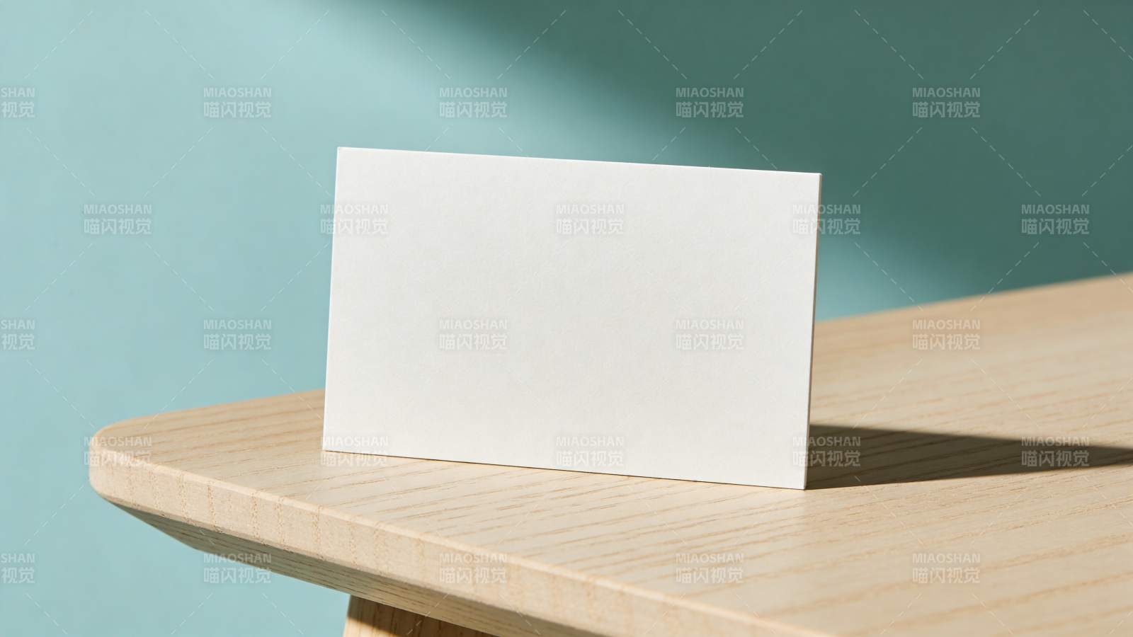 木桌白卡 简约留白美图片