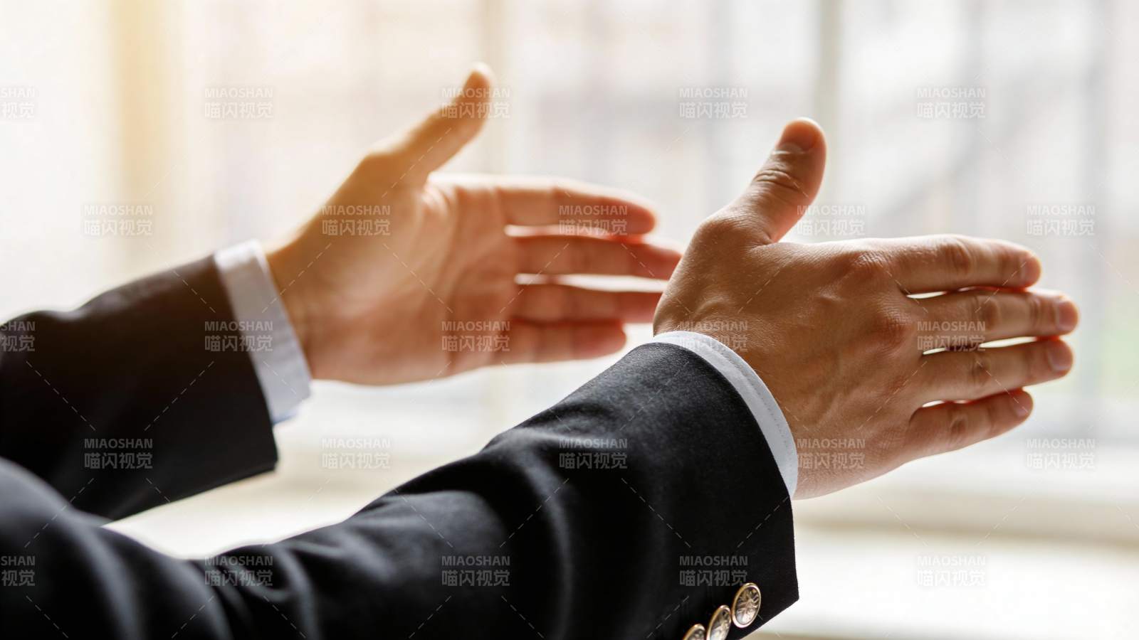 商务握手 合作达成图片