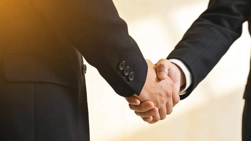 商务握手 合作达成图片