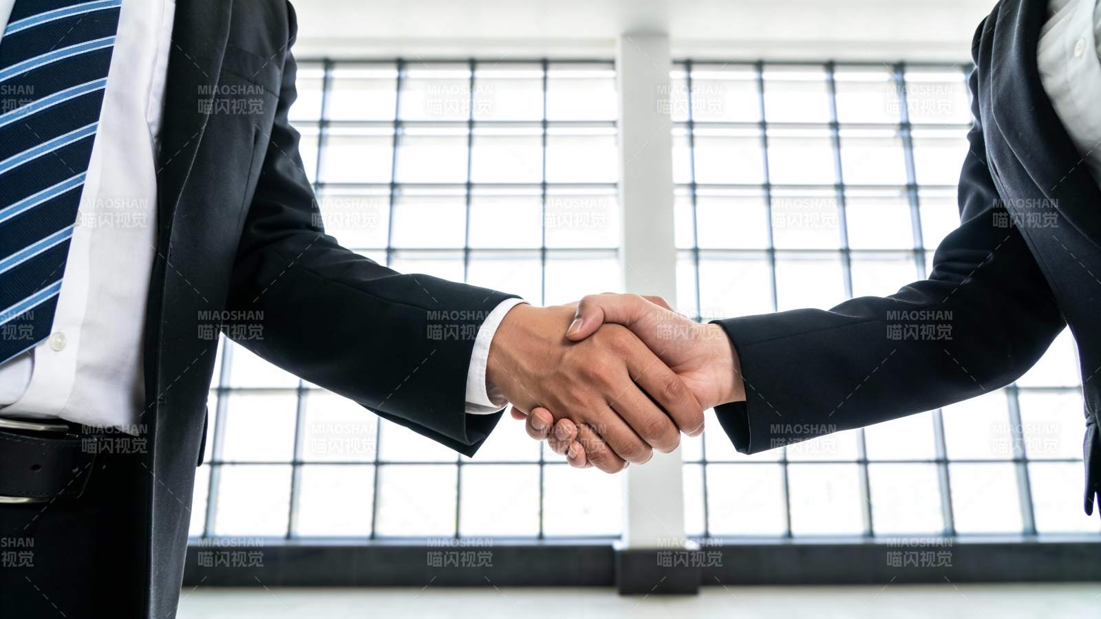 商务握手 合作达成图片