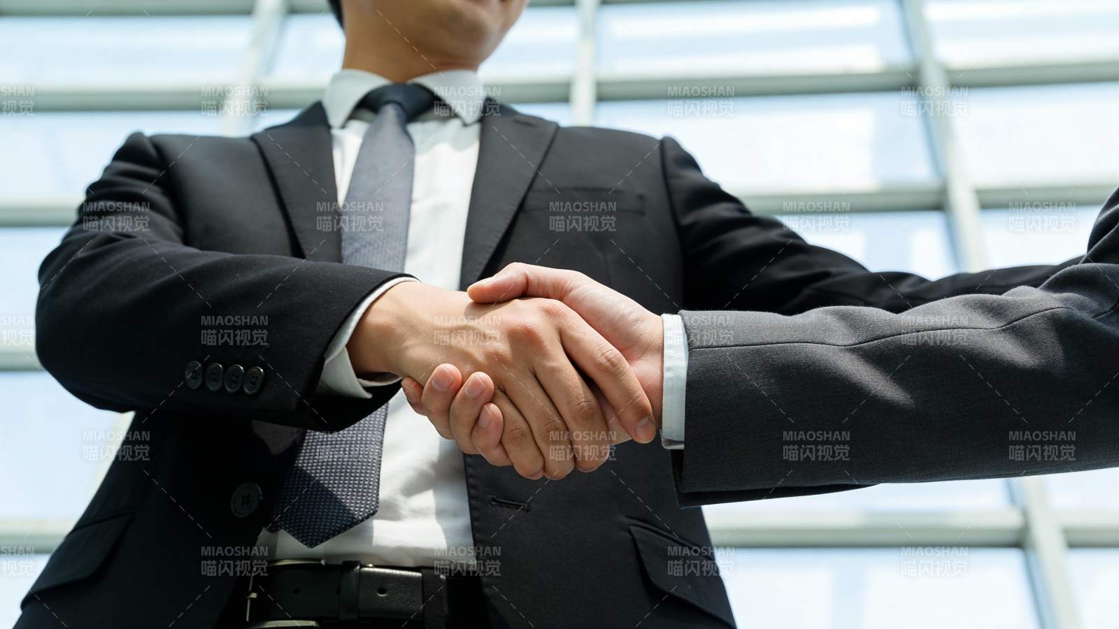 商务握手 合作达成图片