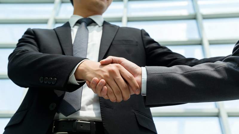 商务握手 合作达成图片