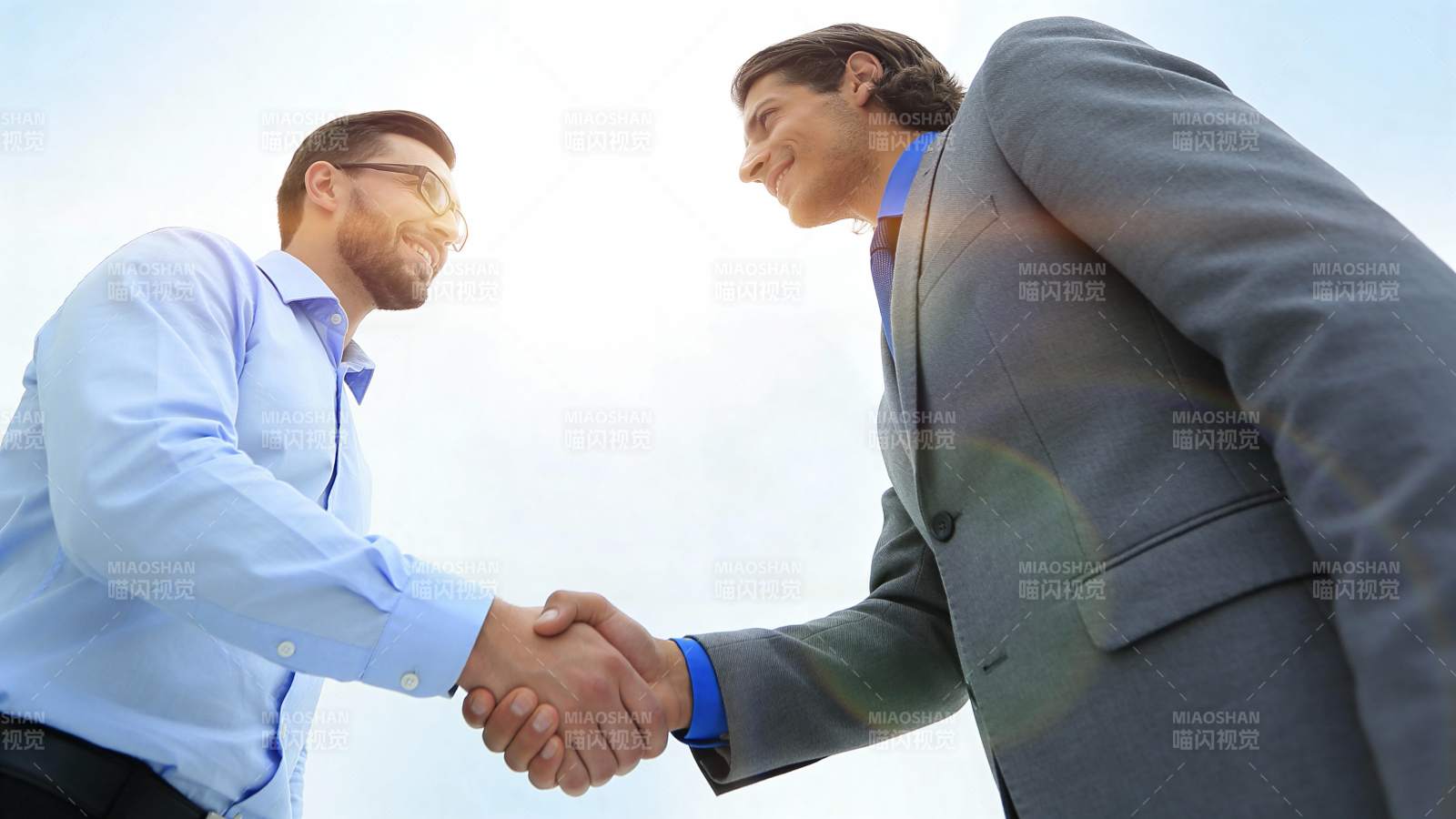 商务握手 合作达成图片