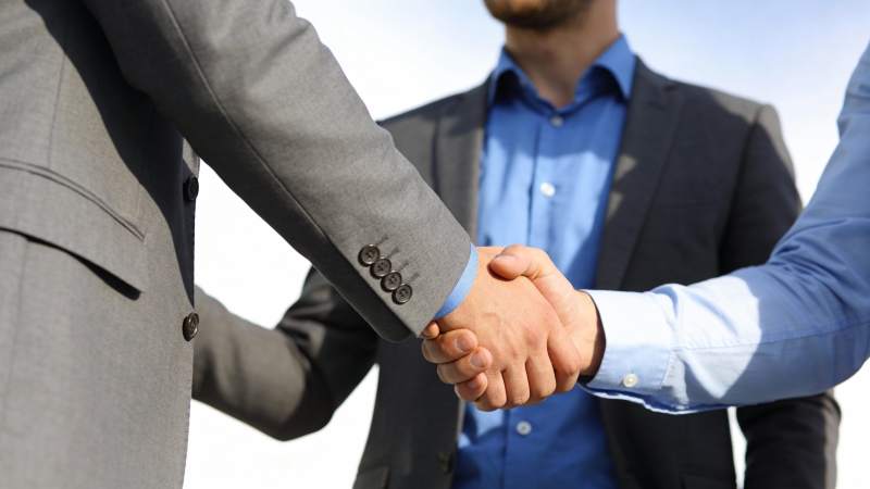 商务握手 合作达成图片