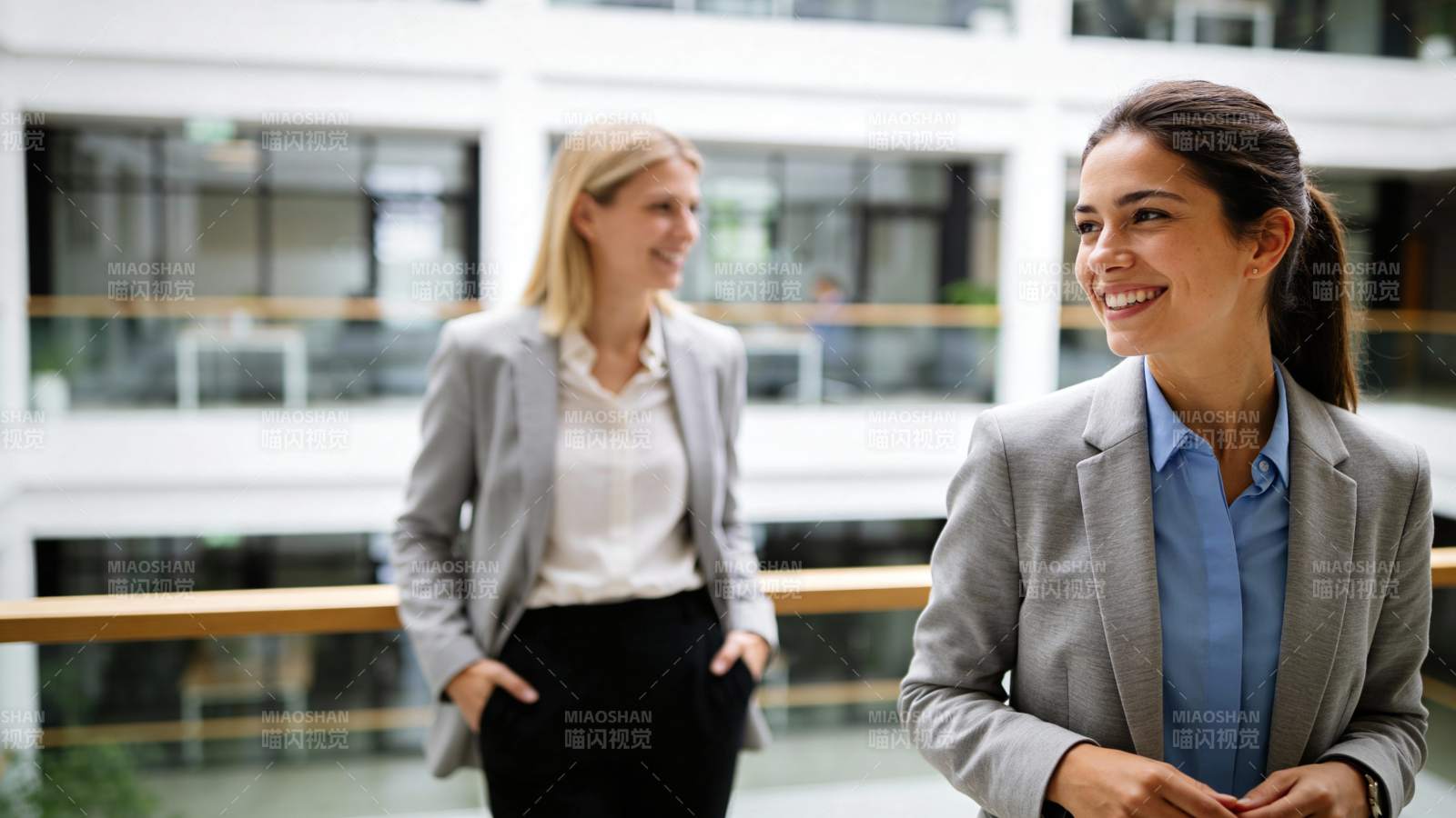 职场女性微笑交谈中图片