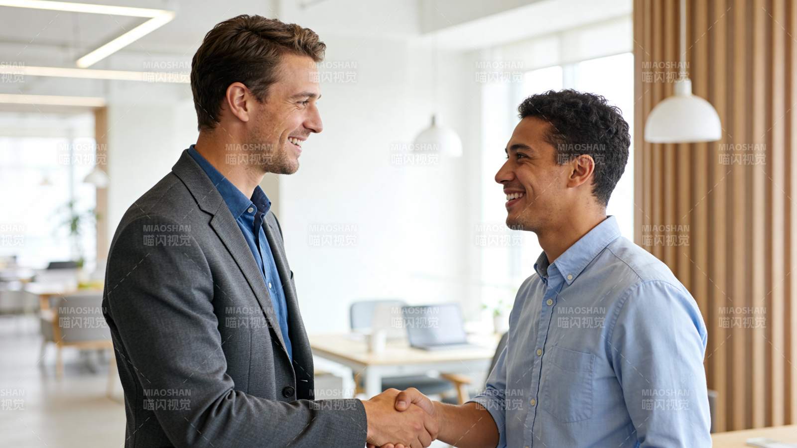 商务握手 合作达成图片