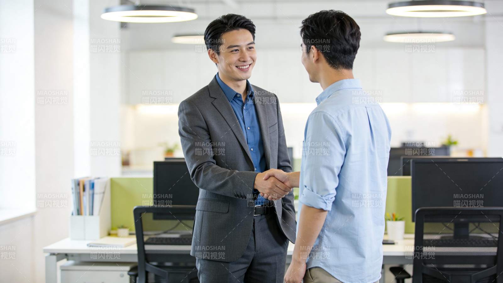 商务握手 合作愉快图片