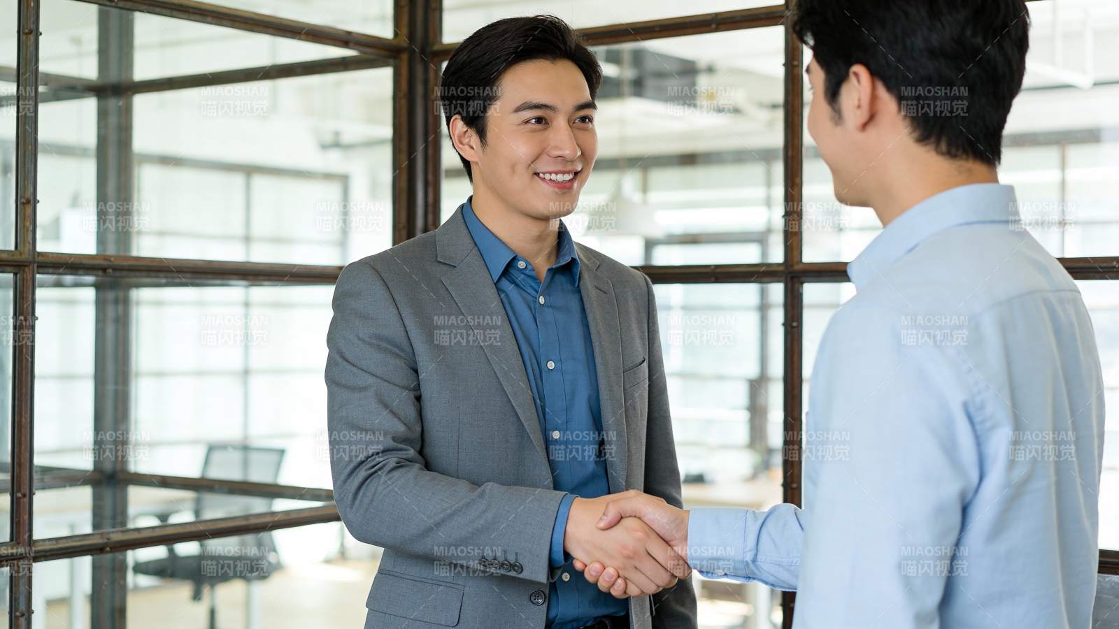 商务握手 合作达成图片