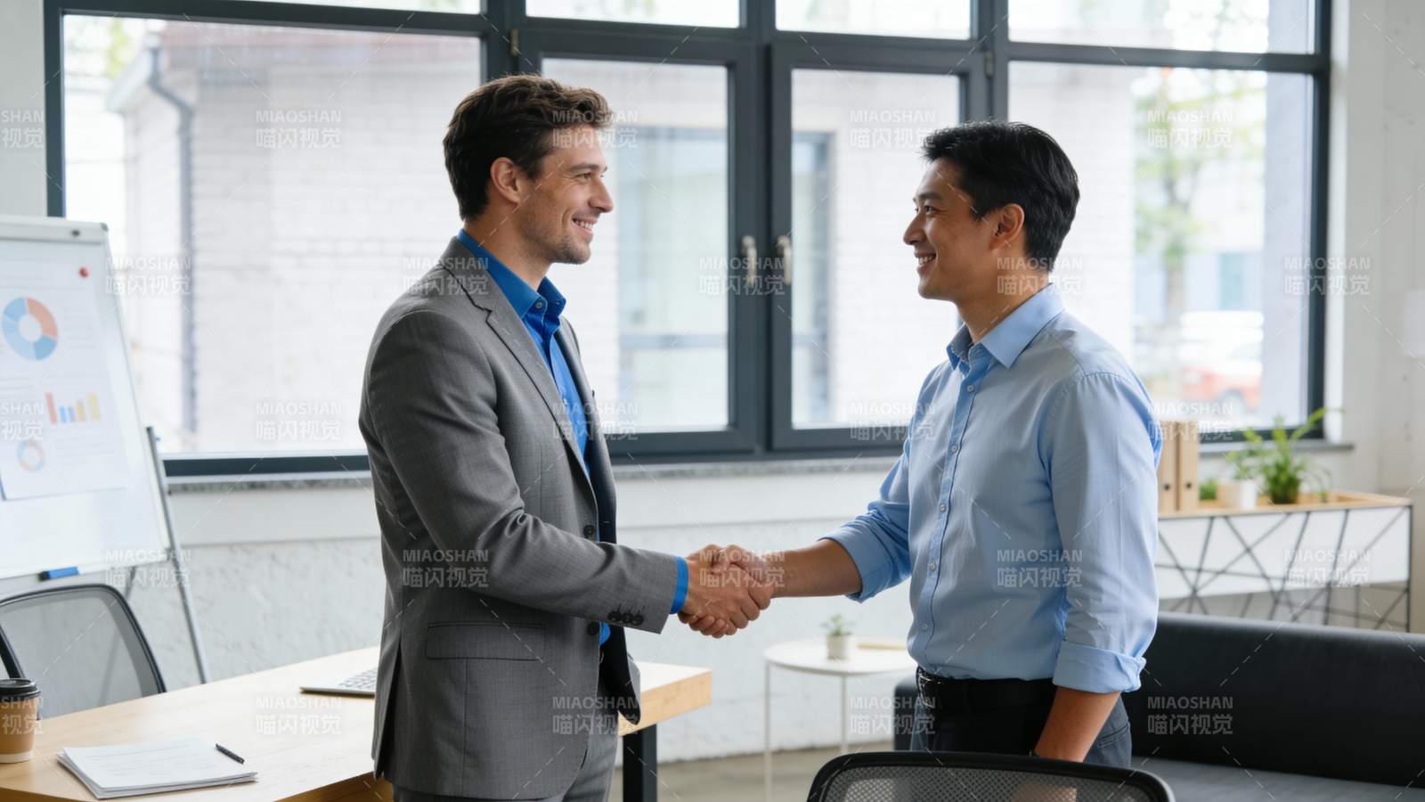 商务握手 合作达成图片