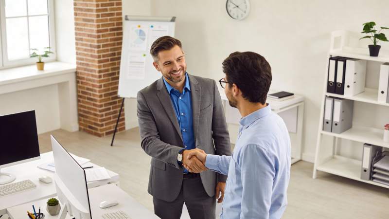 商务握手 合作达成图片