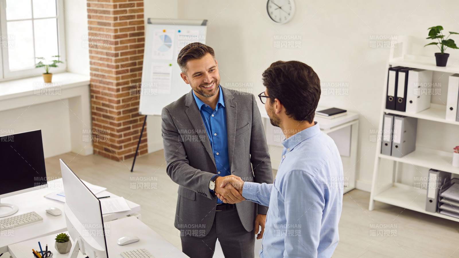 商务握手 合作达成图片