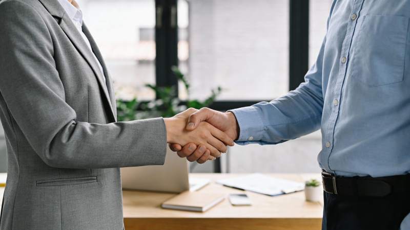商务握手 合作达成图片