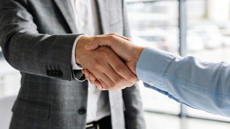 商务握手 合作达成图片