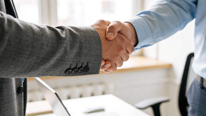 商务握手 合作达成图片