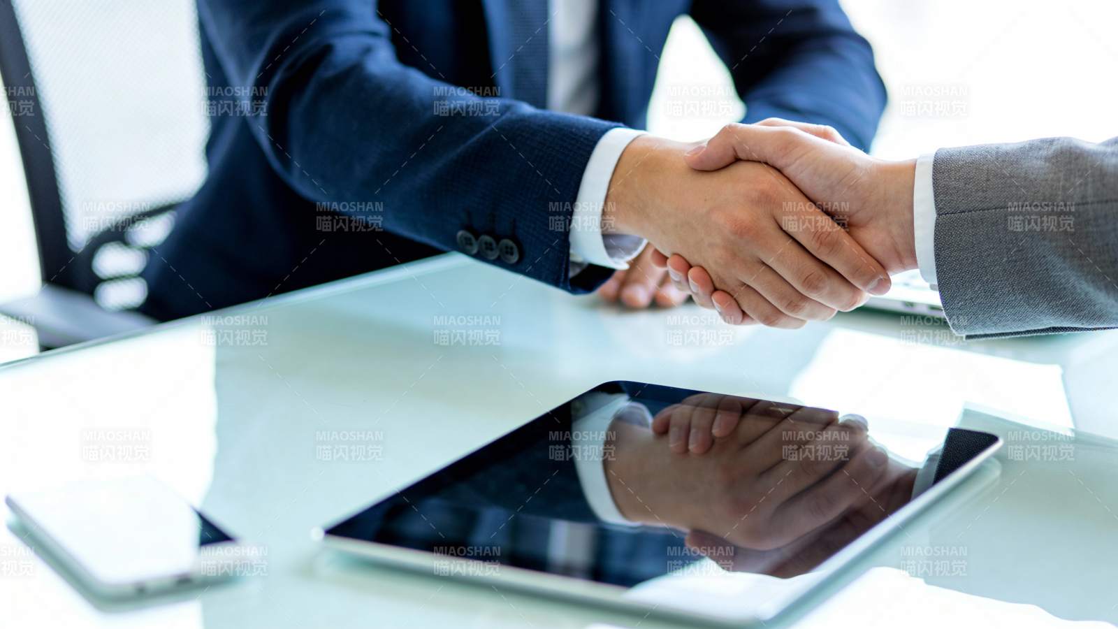 商务握手 合作达成图片