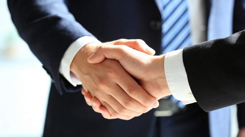 商务握手 合作达成图片