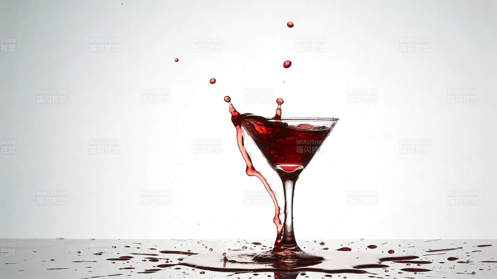 红酒飞溅 瞬间定格图片