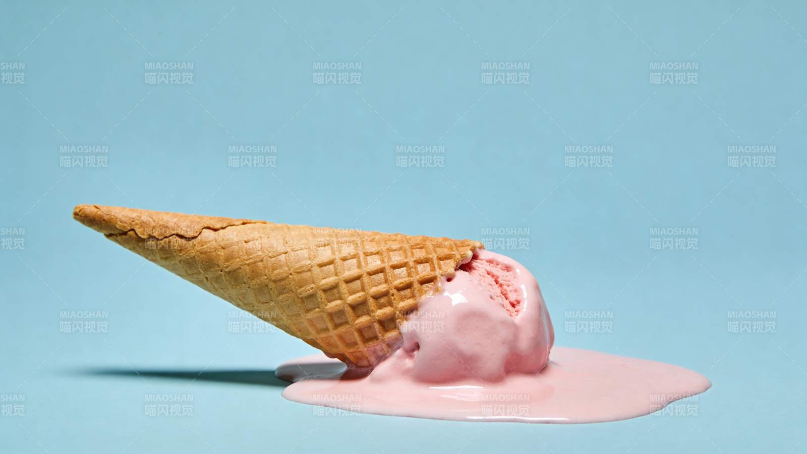 冰淇淋融化在蓝色背景上图片