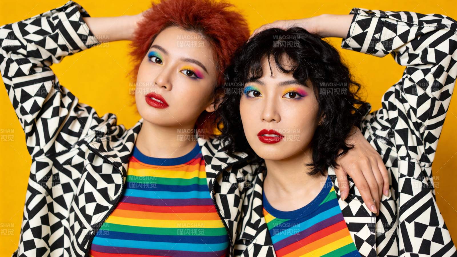 彩虹穿搭 几何外套双姝照图片