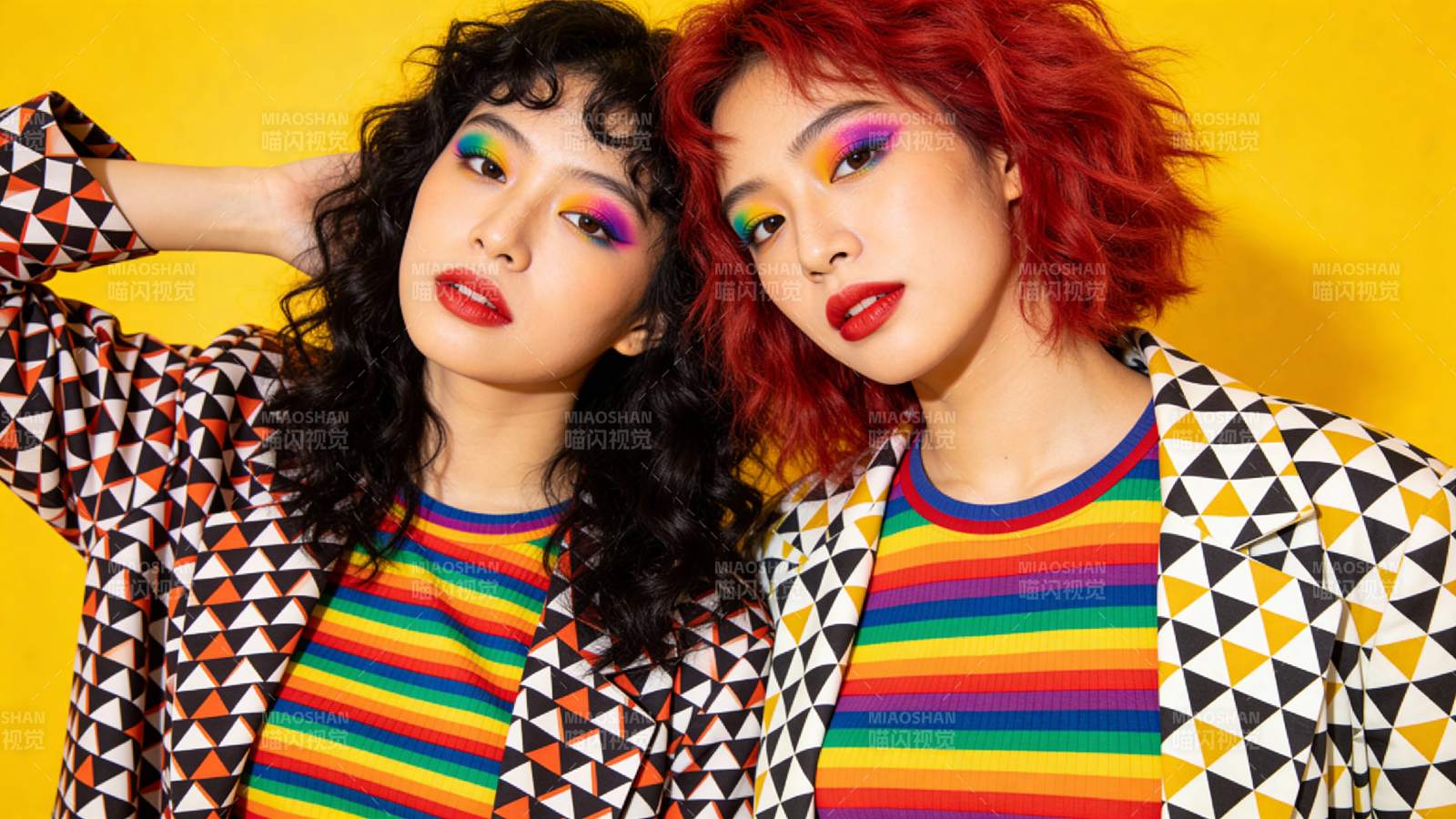 彩虹妆 几何外套 潮酷双姝图片