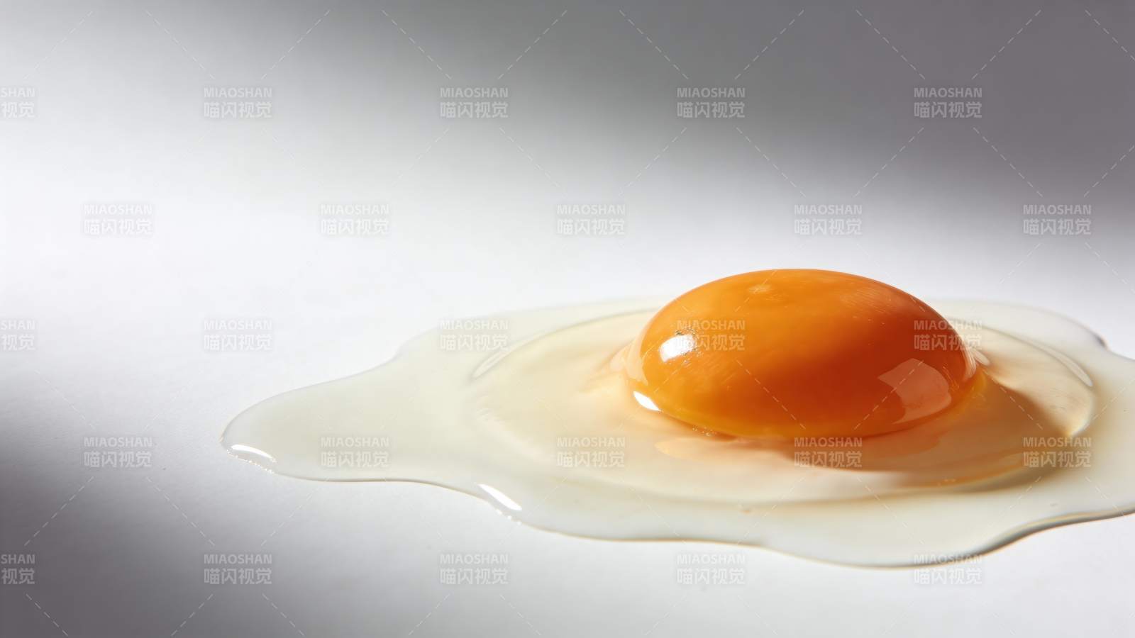 生鸡蛋黄白分离特写图片