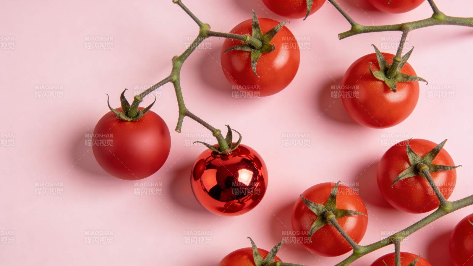 番茄串中藏着一颗圣诞球图片