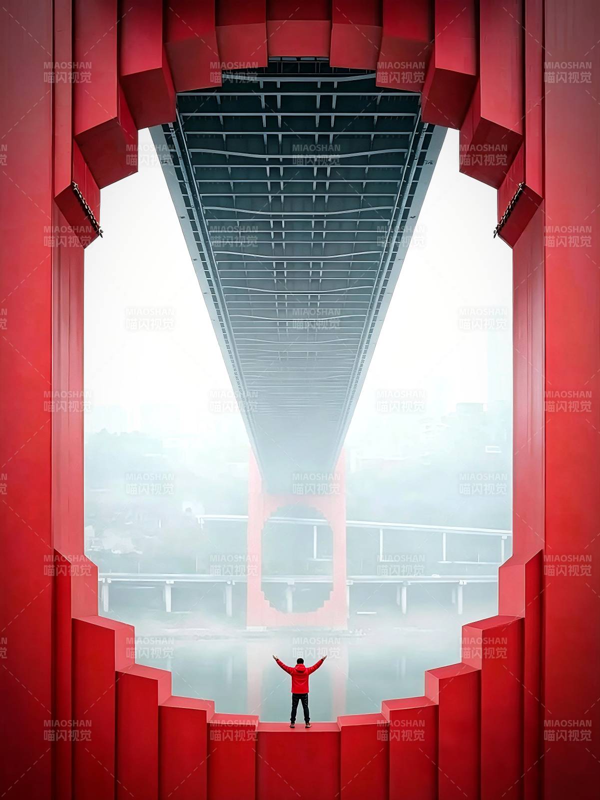 红桥之下 人展双臂迎雾景图片