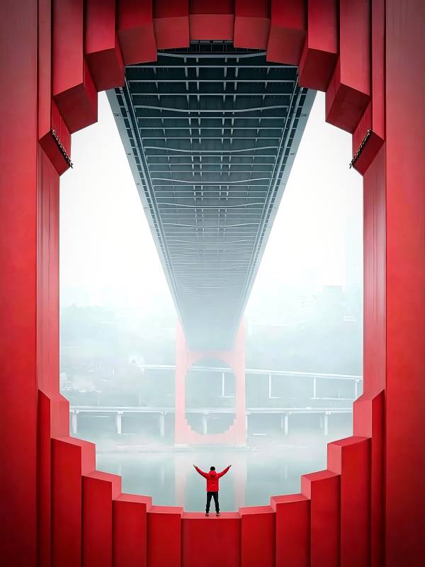 红桥之下 人展双臂迎雾景图片