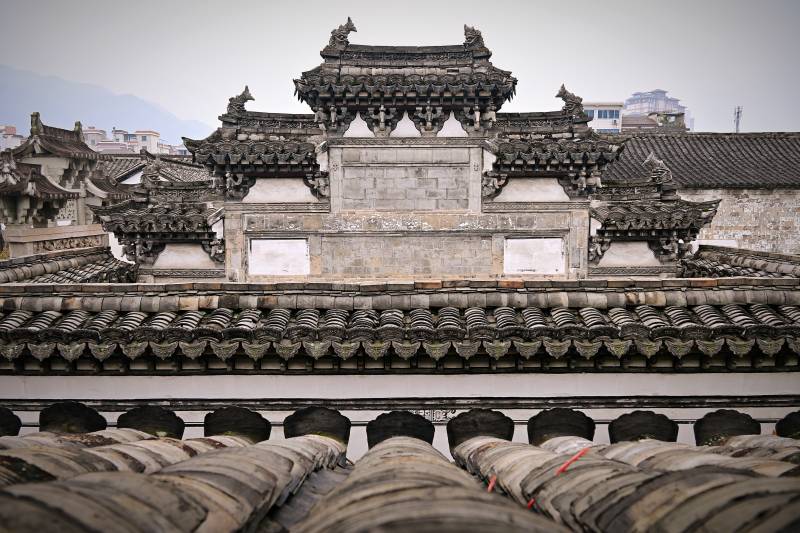 浙江东阳卢宅古建飞檐翘角 青瓦层叠如画图片