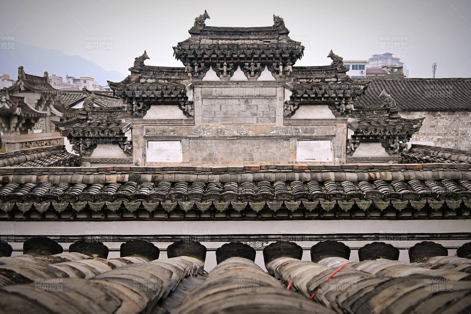 浙江东阳卢宅古建飞檐翘角 青瓦层叠如画图片