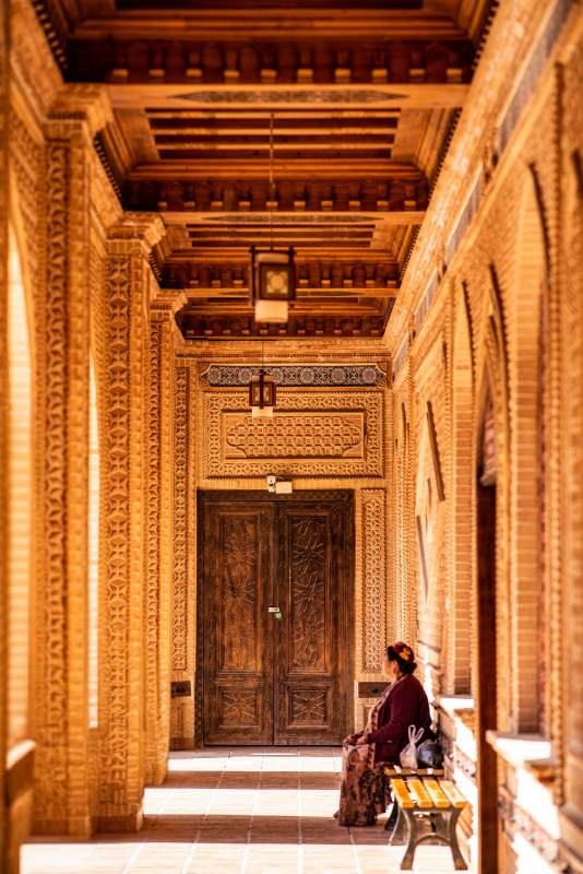 古廊静坐 时光凝固图片