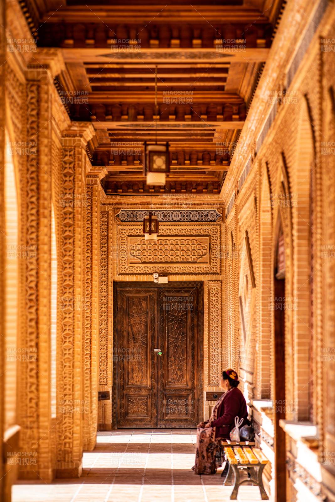 古廊静坐 时光凝固图片