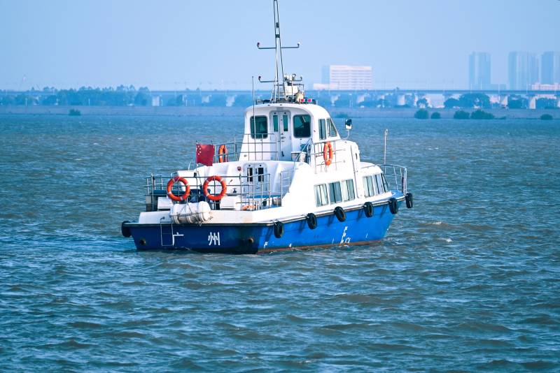 广州蓝白船航行江面图片