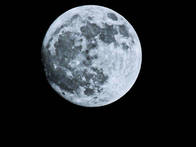 满月高悬夜空图片