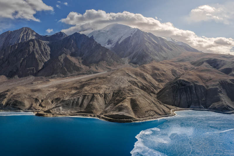 雪山映碧湖 壮美高原景图片