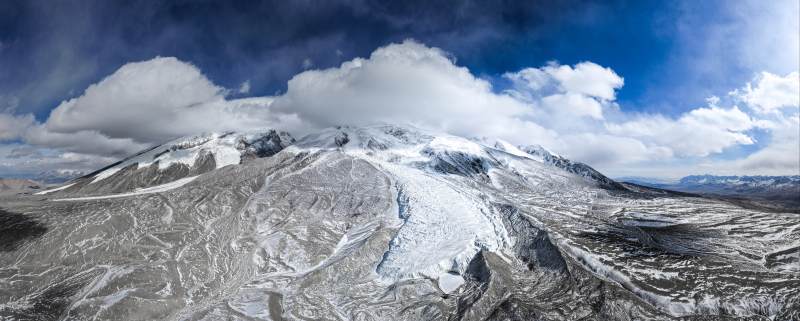 雪山云海壮丽全景图图片