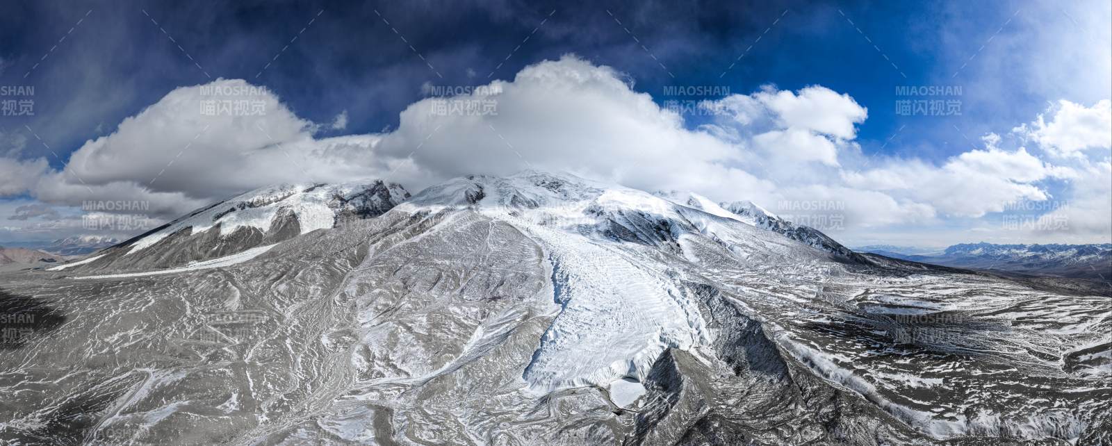 雪山云海壮丽全景图图片