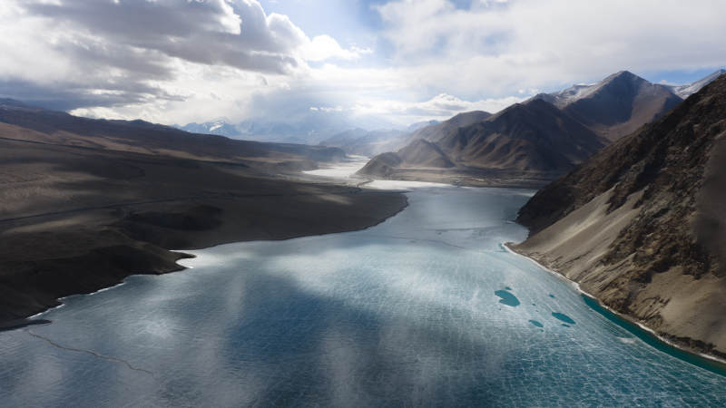 高原湖泊 雪山环抱如镜图片