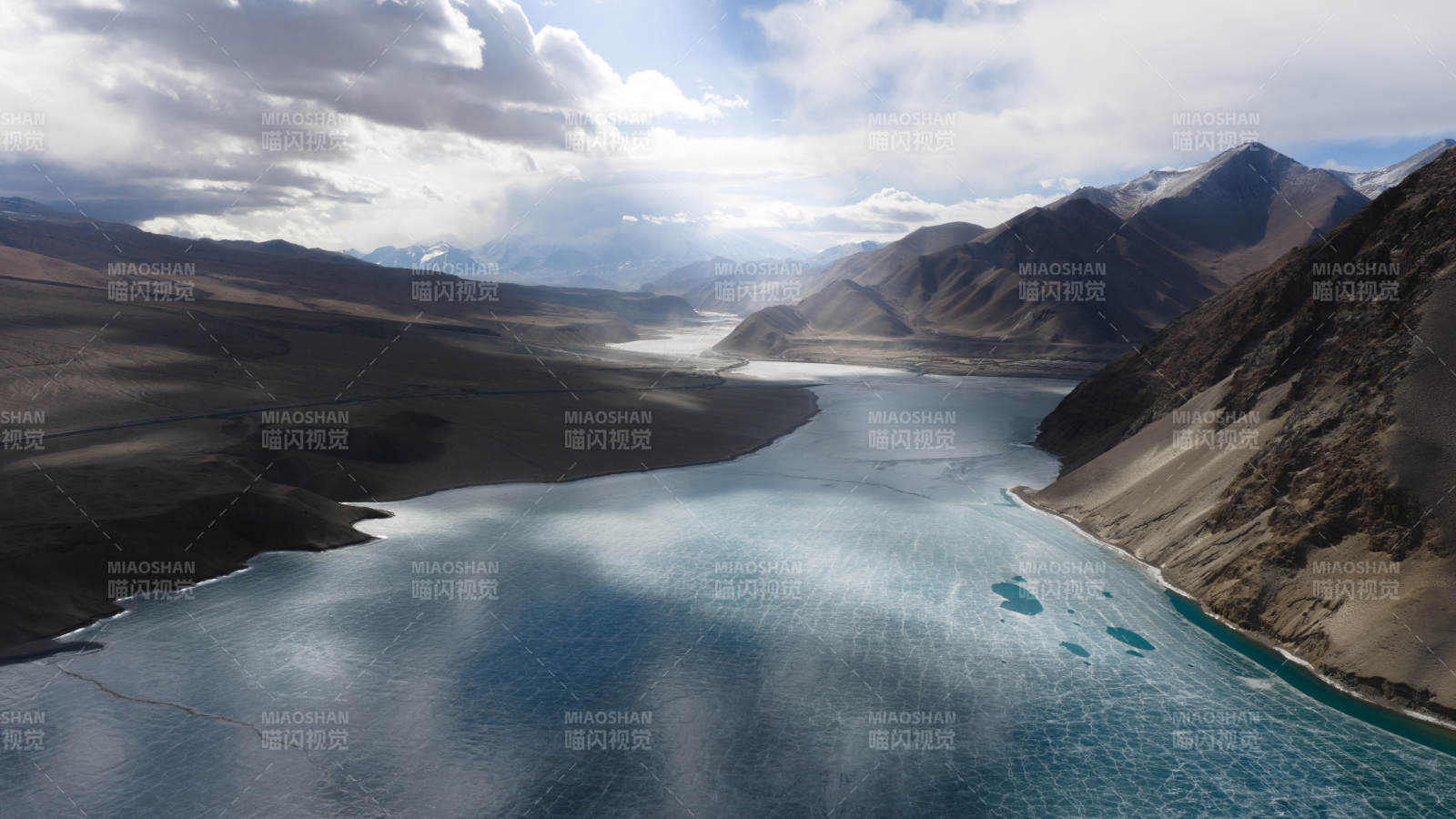 高原湖泊 雪山环抱如镜图片