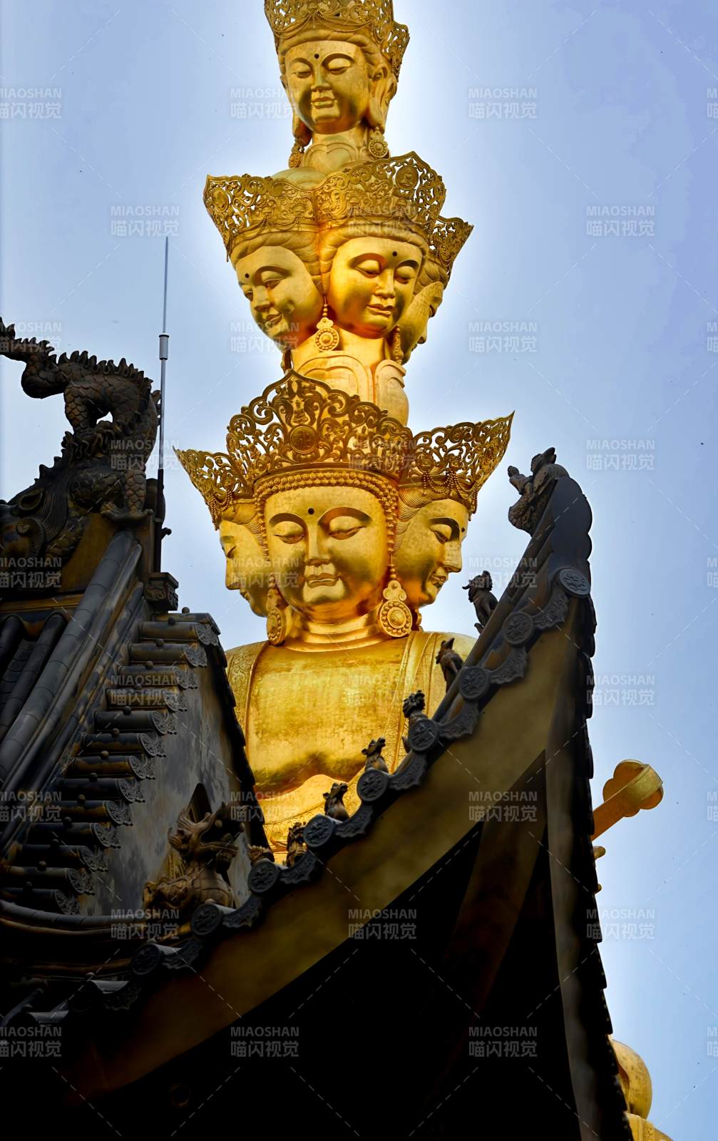 金身多面佛立古寺之巅图片
