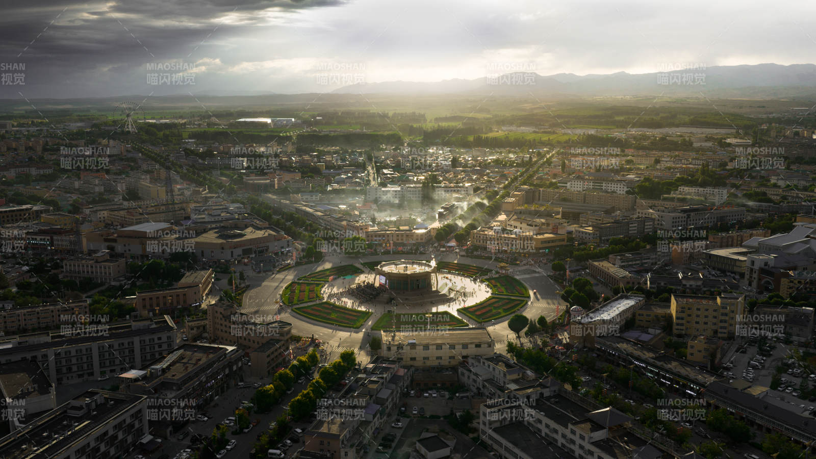 古城晨曦 圆环广场映霞光图片