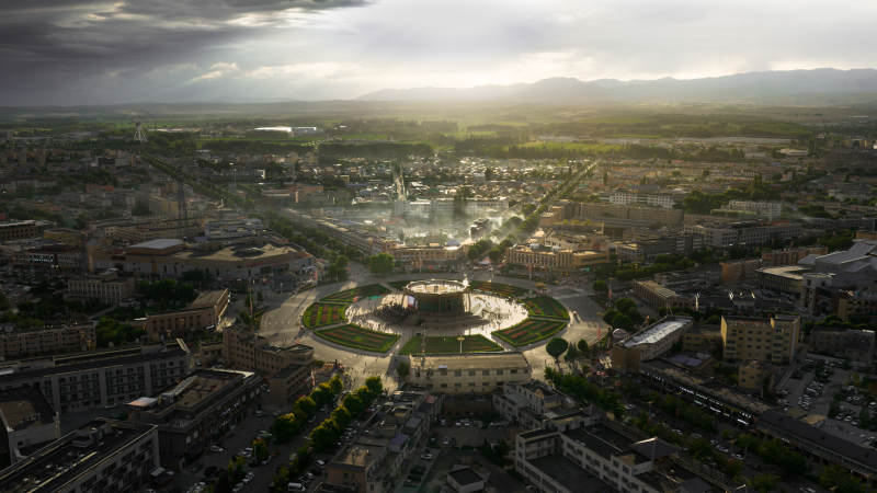 古城晨曦 圆环广场映霞光图片