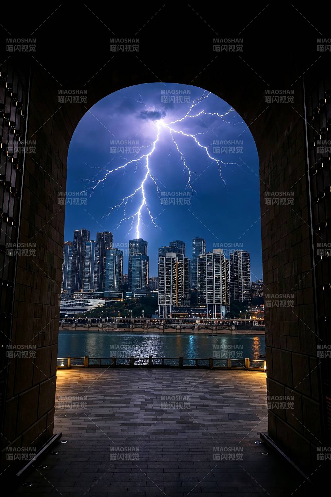 闪电劈城 拱门框住震撼夜图片