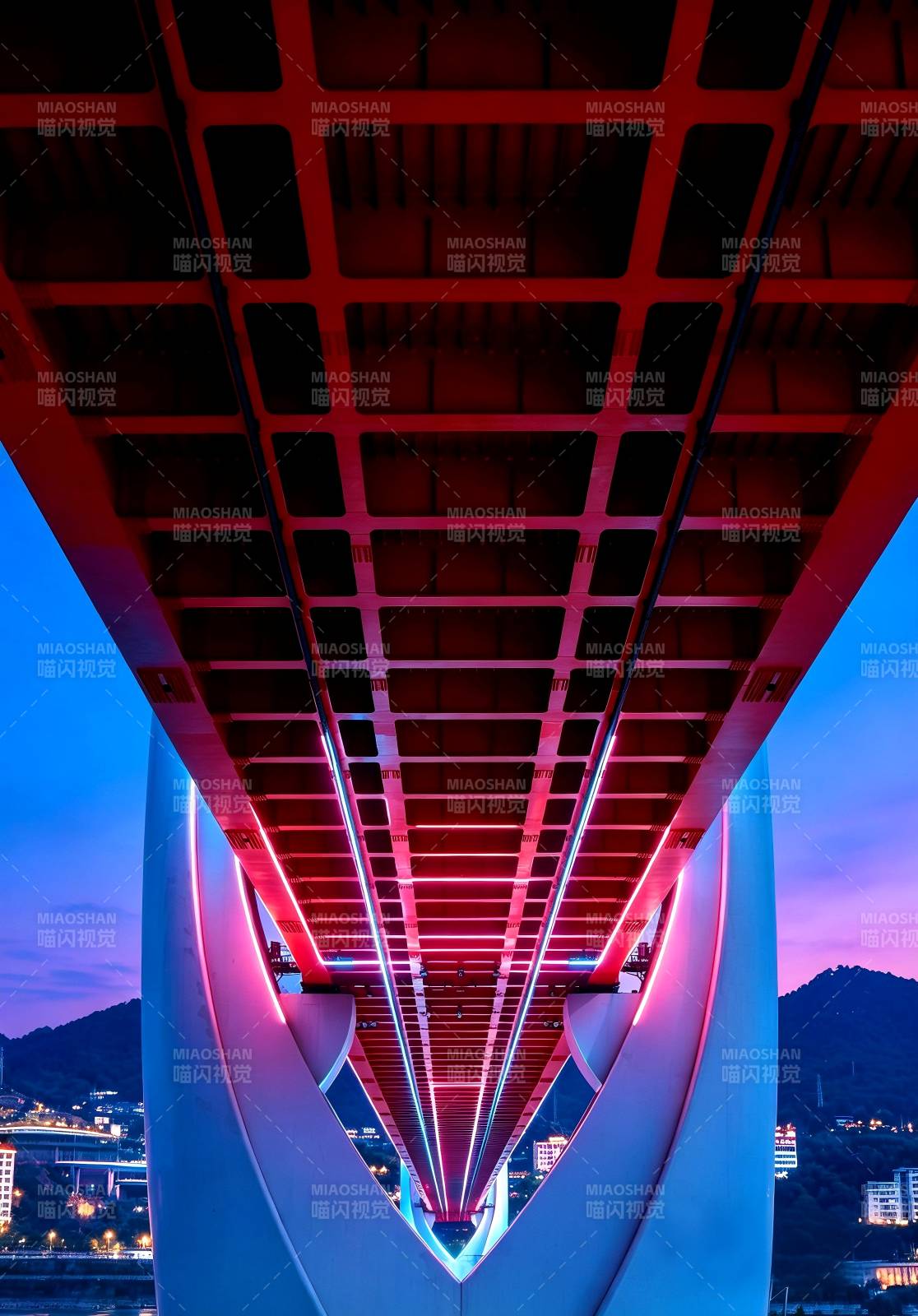 霓虹桥底 暮色几何图片