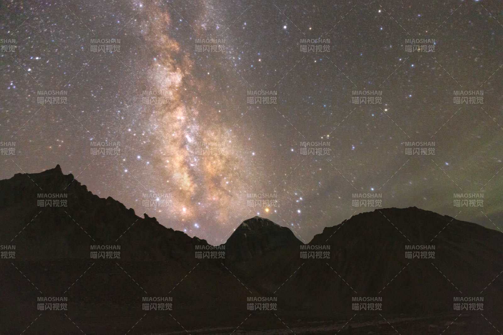 星河垂野 山影静默图片