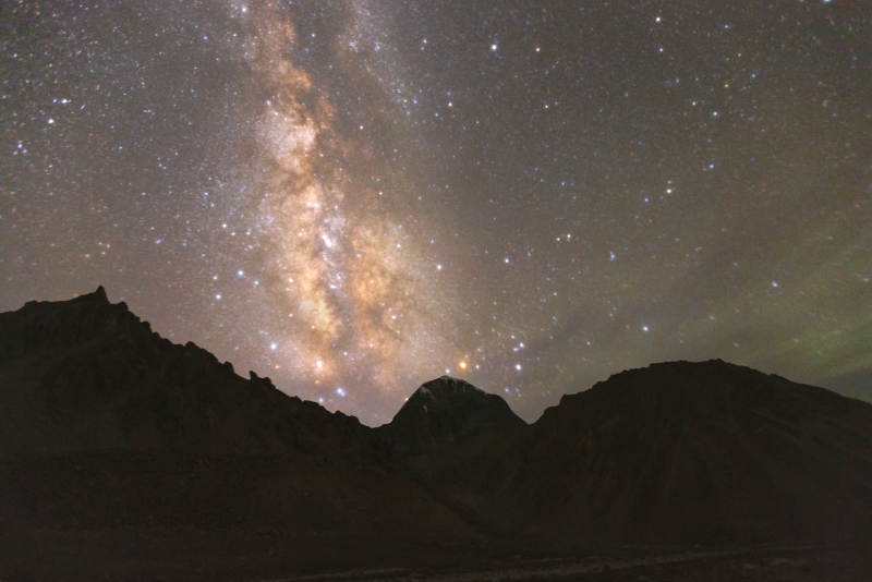 星河垂野 山影静默图片