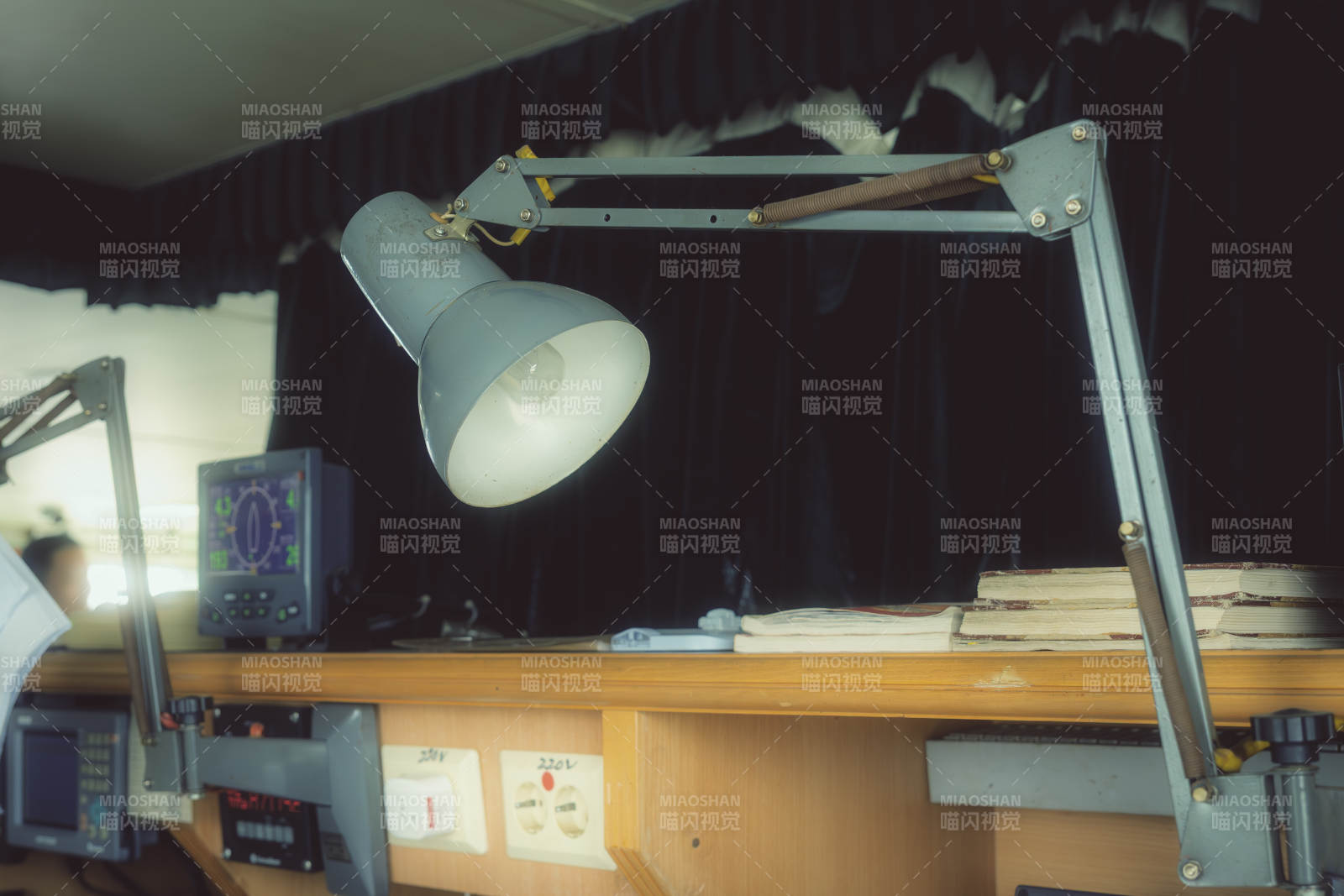 工作台上的台灯与仪器图片