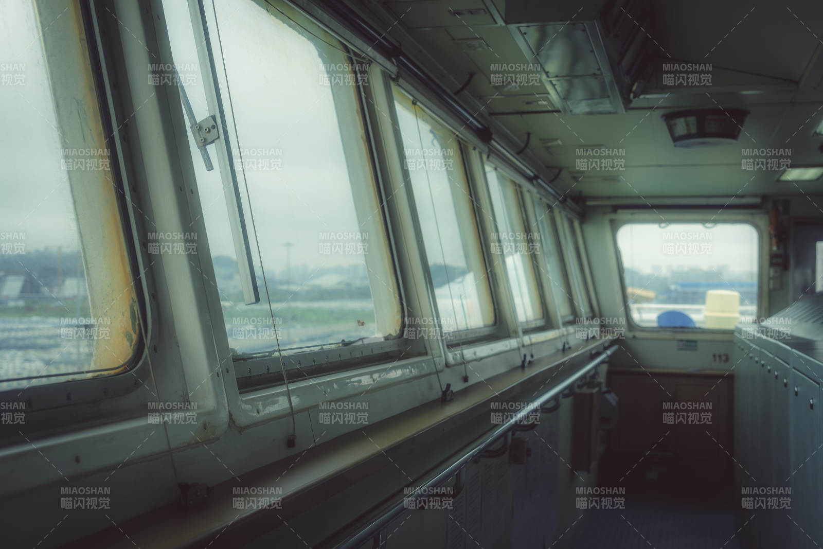 船舱内景 窗外阴雨天图片